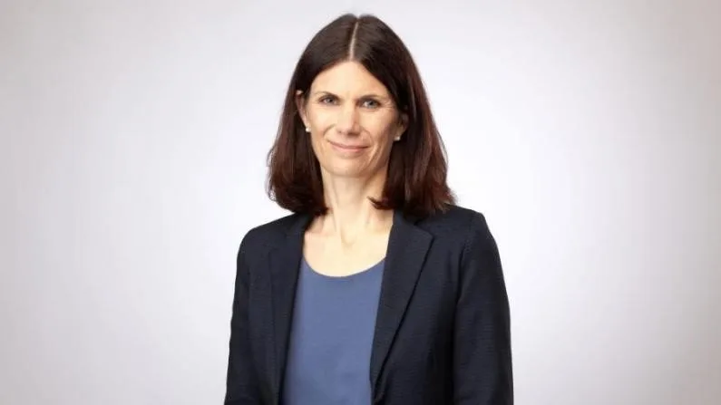 Nathalie Dorn tritt ihr Amt als Direktorin der Züricher Untersuchungsgefängnisse am 1. Mai 2024 an. Eine Frau mit Blazer.